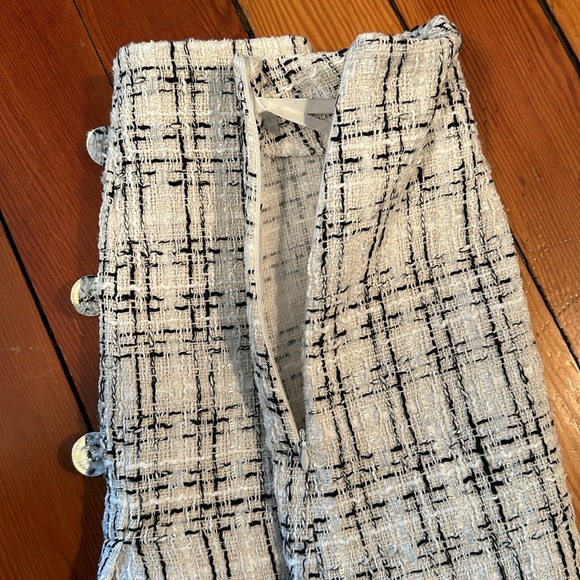 White with black stitching tweed miniskirt, brand new, never worn - Picture 5 of 5